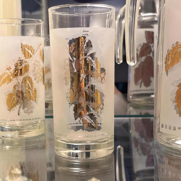 MCM Gold Leaf Glass Pitcher and Four Glasses‎ - Picture 4 of 9